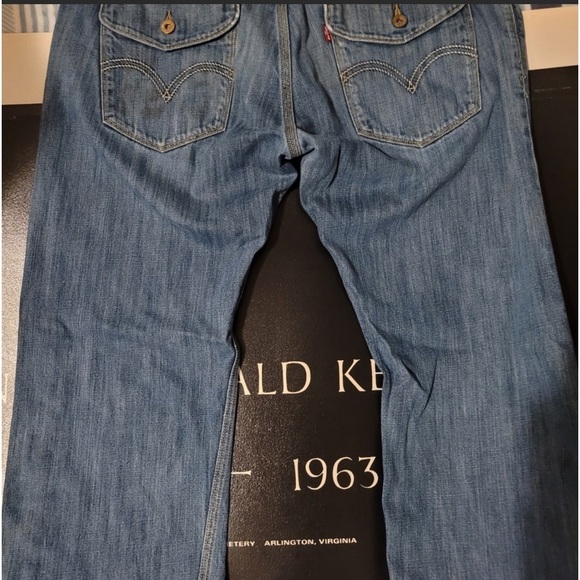 36x32 Levi's 514 unisex jeans with fold over button flap back pockets. - Picture 2 of 8